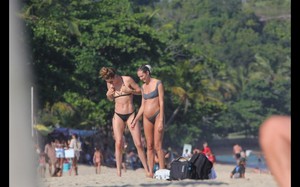 26vip-pt-29477-noticia-candice-swanepoel-exibe-barriguinha-de-gravida-na-praia_25.thumb.jpg.f0c0cc771688dd9874ab25c24886c8dd.jpg