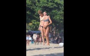 28vip-pt-29477-noticia-candice-swanepoel-exibe-barriguinha-de-gravida-na-praia_27.thumb.jpg.cd59d0e1d8acd9e8a803aa053c54bfa6.jpg