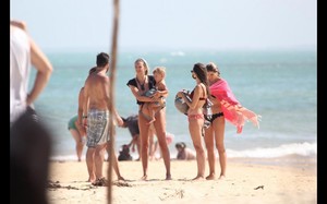 2vip-pt-29477-noticia-candice-swanepoel-exibe-barriguinha-de-gravida-na-praia_61.thumb.jpg.74b07da1b3a46753dc24d233ce4cbdb1.jpg