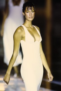 5a5f8c022dc5a_VERSACE-SPRING-1993-RTW-DETAIL-07-YASMEEN-GHAURI-CN10046249(1).thumb.jpg.6deed502c121c158e00ccb9838fd516e.jpg