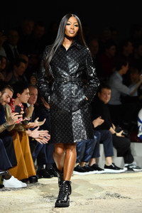 Naomi+Campbell+Louis+Vuitton+Runway+Paris+3BZqlENhvdSx.jpg