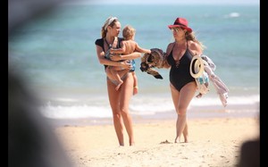 5vip-pt-29477-noticia-candice-swanepoel-exibe-barriguinha-de-gravida-na-praia_2.thumb.jpg.674c58ad78d82a495e5979a95c136b91.jpg