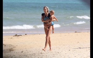 6vip-pt-29477-noticia-candice-swanepoel-exibe-barriguinha-de-gravida-na-praia_3.thumb.jpg.65720d798bb20325d990322a13651fbb.jpg