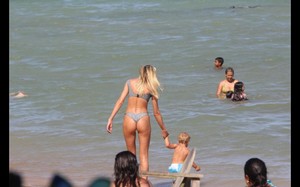 7vip-pt-29477-noticia-candice-swanepoel-exibe-barriguinha-de-gravida-na-praia_4.thumb.jpg.efd1c7e37fdee837c0b762b50e39df18.jpg