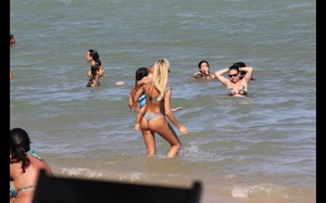 8vip-pt-29477-noticia-candice-swanepoel-exibe-barriguinha-de-gravida-na-praia_5.thumb.jpg.a0a19bb8e6cc240d90159dc228e96fb9.jpg