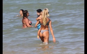 9vip-pt-29477-noticia-candice-swanepoel-exibe-barriguinha-de-gravida-na-praia_6.thumb.jpg.8b38c35beed0e7ac7ce509dd3d919314.jpg