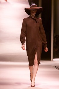 JEREMY-SCOTT-FALL-2000-RTW-02-MARY-ANNE-FLETCHER-2C8M9592.thumb.JPG.5dd7e7ae1c9d58d44bfb0317f31f4045.JPG