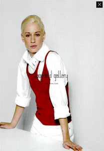 Lagerfeld_Gallery_Fall_Winter_03_04.thumb.png.79292de3b2c76e27920c62c3b15a09bd.png