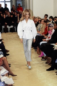 PRADA-SPRING-1992-RTW-2.thumb.jpg.ba4860de91c5aef8294a409be99a5576.jpg