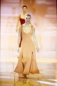 VERSACE-SPRING-1993-RTW-09-EMMA-SJOBERG-CN10046261.thumb.jpg.ff9094e8170e5be485e8245d6d1578f7.jpg