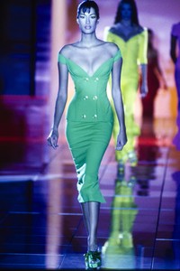 VERSACE-SPRING-1993-RTW-26-YASMEEN-GHAURI-CN10046299.thumb.jpg.501b128c80721bc71dada3387387b89a.jpg