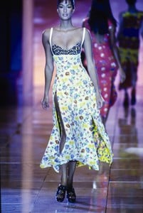 VERSACE-SPRING-1993-RTW-36-YASMEEN-GHAURI-CN10046326.thumb.jpg.ae30a47c2941cae31673537fc36d866f.jpg