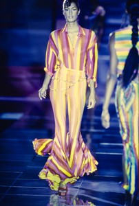 VERSACE-SPRING-1993-RTW-64-YASMEEN-GHAURI-CN10046388.thumb.jpg.7dd87597517fe545f14672d79244aeac.jpg