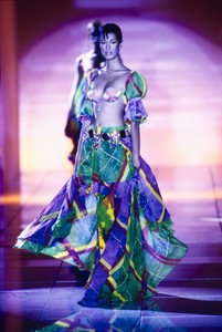 VERSACE-SPRING-1993-RTW-96-YASMEEN-GHAURI-CN10046465.thumb.jpg.a11c2b24df62d95e7655fc1b9de547a5.jpg