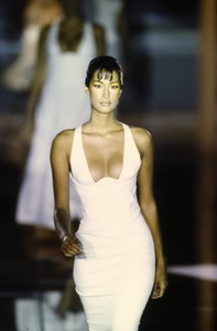 VERSACE-SPRING-1993-RTW-DETAIL-06-YASMEEN-GHAURI-CN10046248.thumb.jpg.66988d9ba2ba8f9f69eec6e6cc9f24d7.jpg