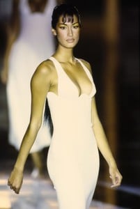 VERSACE-SPRING-1993-RTW-DETAIL-07-YASMEEN-GHAURI-CN10046249.thumb.jpg.b167af6befb3626dfe0aac8880bf6c40.jpg