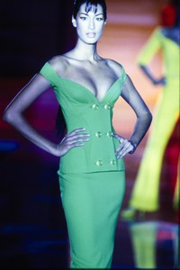 VERSACE-SPRING-1993-RTW-DETAIL-38-YASMEEN-GHAURI-CN10046300.thumb.jpg.5a9fcdc5f8f4bf72125bb06964387a69.jpg