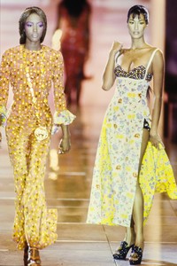 VERSACE-SPRING-1993-RTW-DETAIL-55-NAOMI-CAMPBELL-YASMEEN-GHAURI-CN10046327.thumb.jpg.189ad1a0a24ef87e57b0a670b85e3ed9.jpg