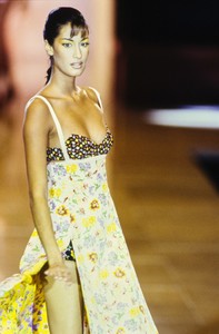 VERSACE-SPRING-1993-RTW-DETAIL-56-YASMEEN-GHAURI-CN10046328.thumb.jpg.0aff4b51a1b572c80eb490a8cc725797.jpg