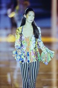 VERSACE-SPRING-1993-RTW-DETAIL-73-MARPESSA-HENNINK-CN10046359.thumb.jpg.9d279b0e890fda45100e28e464dd4935.jpg