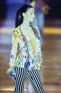 VERSACE-SPRING-1993-RTW-DETAIL-74-MARPESSA-HENNINK-CN10046360.thumb.jpg.fb26e127c5cbce8aee48fb38a6644cf5.jpg