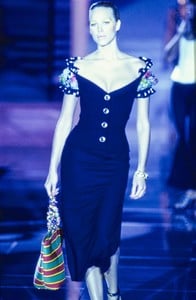 VERSACE-SPRING-1993-RTW-DETAIL-81-EMMA-SJOBERG-CN10046374.thumb.jpg.dd9b864597fa797e4a9b498b17dca025.jpg