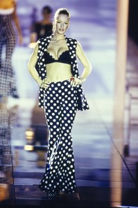 VERSACE-SPRING-1993-RTW-DETAIL-83-KAREN-MULDER-CN10046377.thumb.jpg.554c746bb42b00aa179ae23c2e707d75.jpg