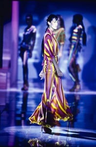 VERSACE-SPRING-1993-RTW-DETAIL-91-YASMEEN-GHAURI-CN10046390.thumb.jpg.73cf758d88f6c38a39b89f37f9f55cc3.jpg