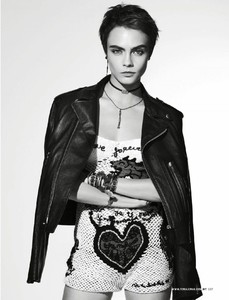 cara-delevingne-female-malaysia-january-2018-issue-3.thumb.jpg.88770afb239fbb8c8be717f46b2272f1.jpg