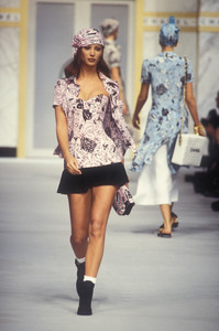 chanel-ss-1993-1.thumb.jpg.a278bf0980c29b812d5171b272c4ea1a.jpg