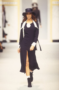 chanel-ss-1993-16.thumb.jpg.2ba79f11e507898fe6565a081c8af2f0.jpg