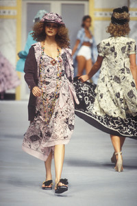 chanel-ss-1993-18.thumb.jpg.72bd6d5bd73501bf0e43e581dbc874e8.jpg