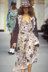 chanel-ss-1993-19.thumb.jpg.45c06b0f881101bc5362f6c46d934e6f.jpg