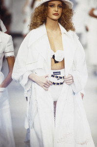 chanel-ss-1993-24.thumb.jpg.3e73afb7e658b26187463935ceb45459.jpg