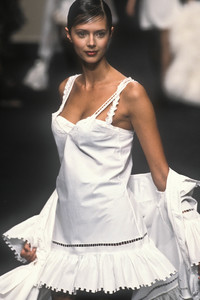 chantal-thomas-ss-1995-6.thumb.jpg.c69a916e50f02bc0b4ca69db807d4aee.jpg