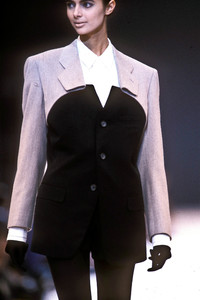 issey-miyake-fw-1990-7.thumb.jpg.aaba30efd6ba061ecb33361a70303d40.jpg