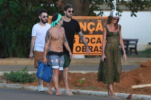 izabel-goulart-and-kevin-trapp-on-vacation-in-brasil-01-14-2018-1.thumb.jpg.84fe7db04f9c7e8036b0b6ed1390c0d4.jpg