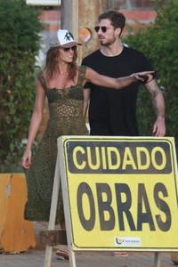 izabel-goulart-and-kevin-trapp-on-vacation-in-brasil-01-14-2018-6.thumb.jpg.ea0155b633ee63c728412d6b0320eda8.jpg