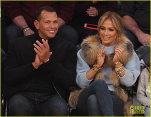 jennifer-lopez-alex-rodriguez-take-their-kids-to-the-lakers-game-04.jpg