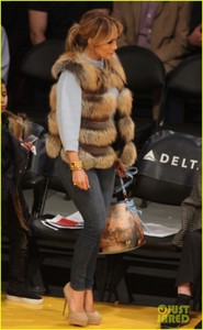 jennifer-lopez-alex-rodriguez-take-their-kids-to-the-lakers-game-05.jpg