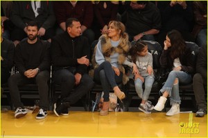 jennifer-lopez-alex-rodriguez-take-their-kids-to-the-lakers-game-12.jpg