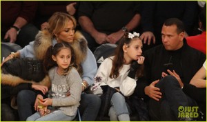 jennifer-lopez-alex-rodriguez-take-their-kids-to-the-lakers-game-20.jpg