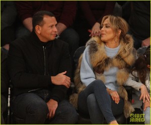 jennifer-lopez-alex-rodriguez-take-their-kids-to-the-lakers-game-22.jpg