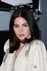 lana-del-rey-2018-grammy-awards-in-new-york-3.jpg