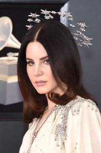 lana-del-rey-2018-grammy-awards-in-new-york-4.jpg