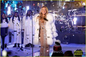 mariah-carey-new-years-eve-performance-02.jpg