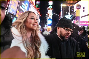 mariah-carey-new-years-eve-performance-03.jpg