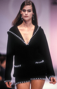 salvatore-ferragamo-ss-1991-1.thumb.jpg.5021296bc8fe547c33b1db2f73f1d6c4.jpg