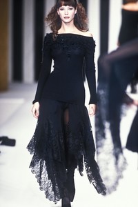 valentino-fw-1994-12.thumb.jpg.1f32a21c14db7f4118c41d0d53abb19f.jpg