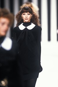 valentino-fw-1994-13.thumb.jpg.fe0e4c13a2b434f10ed4f238019433f2.jpg